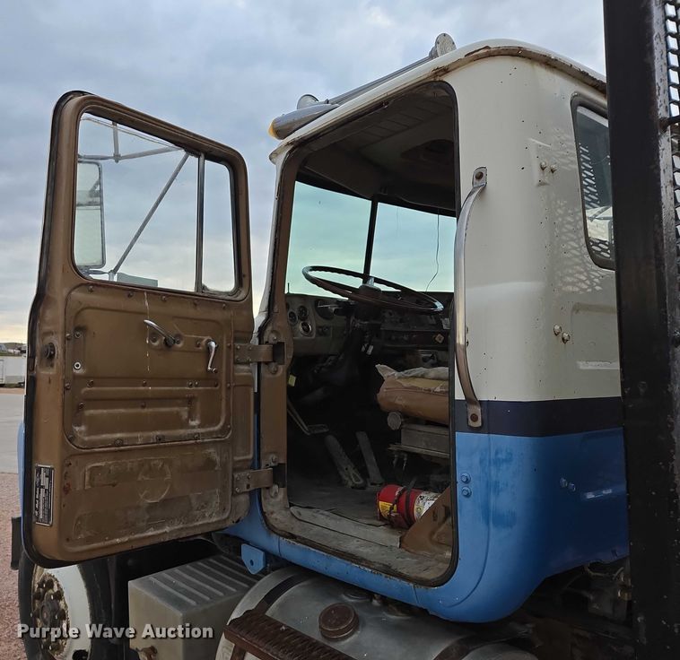 image for item DY1230 1977 Mack RS700L semi truck