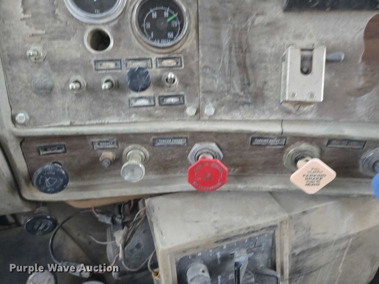 image for item DY1230 1977 Mack RS700L semi truck