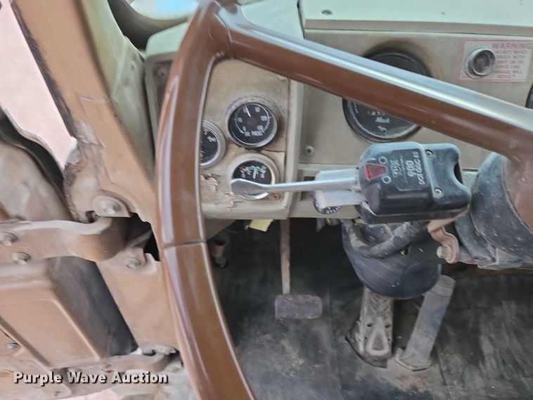 image for item DY1230 1977 Mack RS700L semi truck