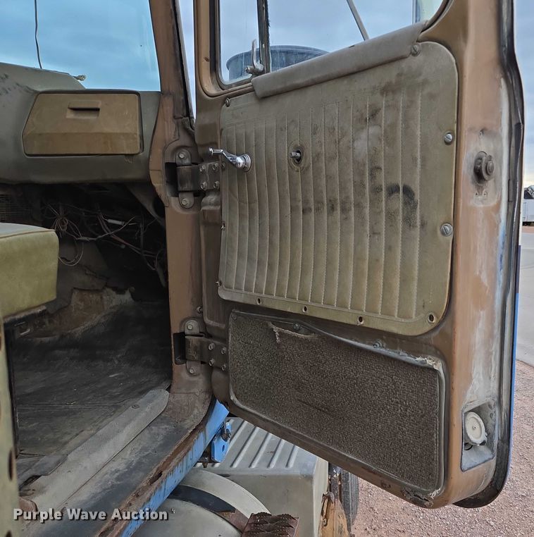 image for item DY1230 1977 Mack RS700L semi truck