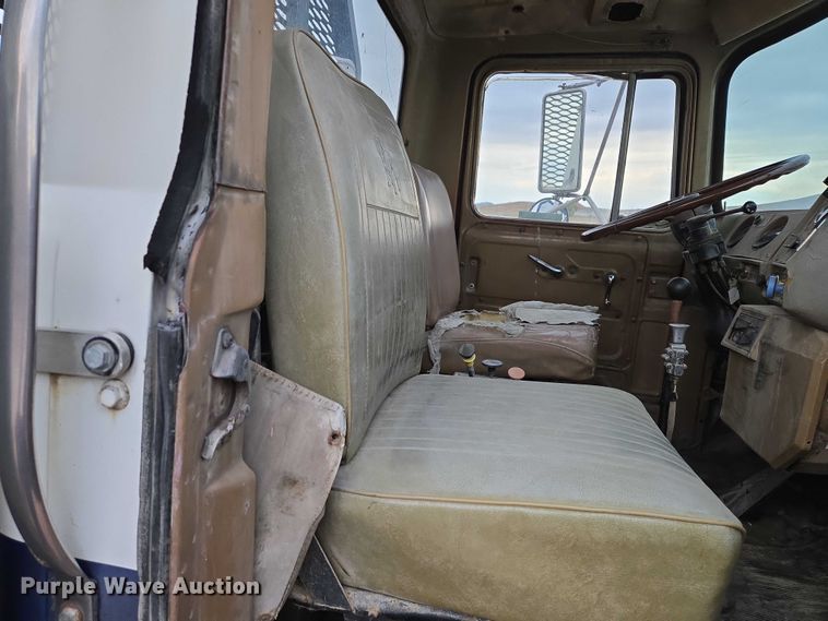 image for item DY1230 1977 Mack RS700L semi truck