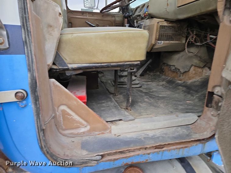 image for item DY1230 1977 Mack RS700L semi truck