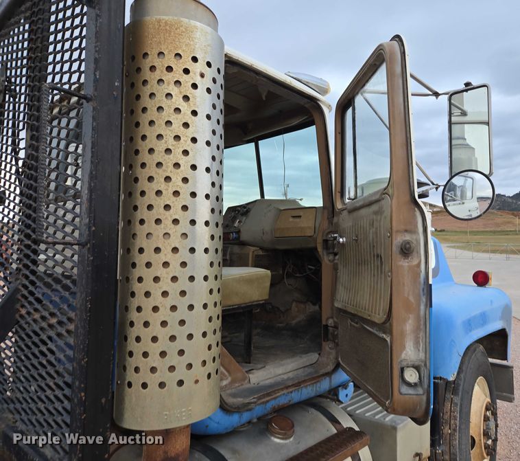 image for item DY1230 1977 Mack RS700L semi truck