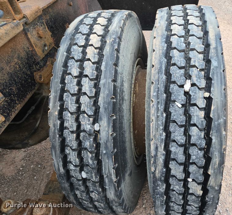 image for item DY1230 1977 Mack RS700L semi truck