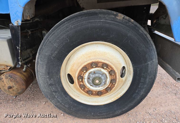 image for item DY1230 1977 Mack RS700L semi truck