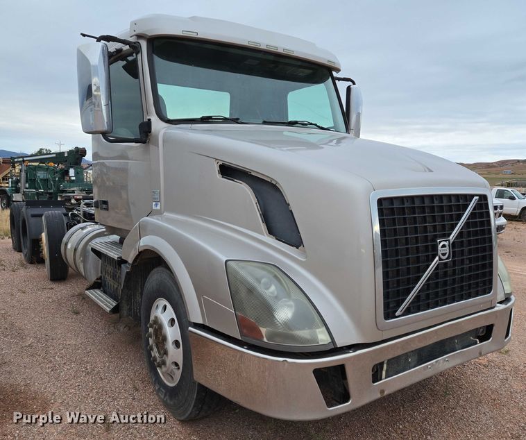 image for item DY1231 2014 Volvo VNL semi truck