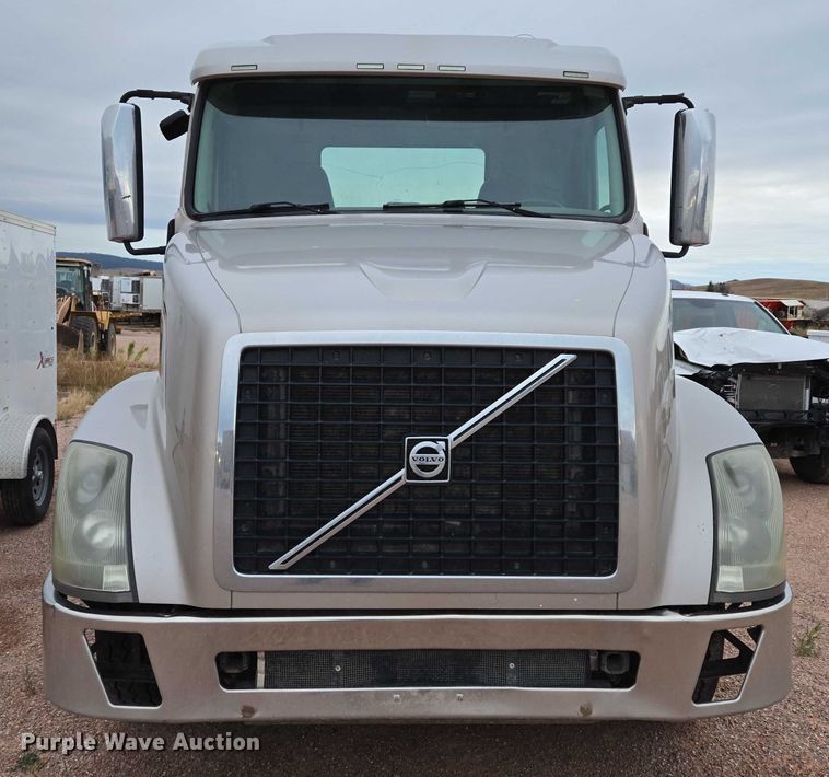 image for item DY1231 2014 Volvo VNL semi truck