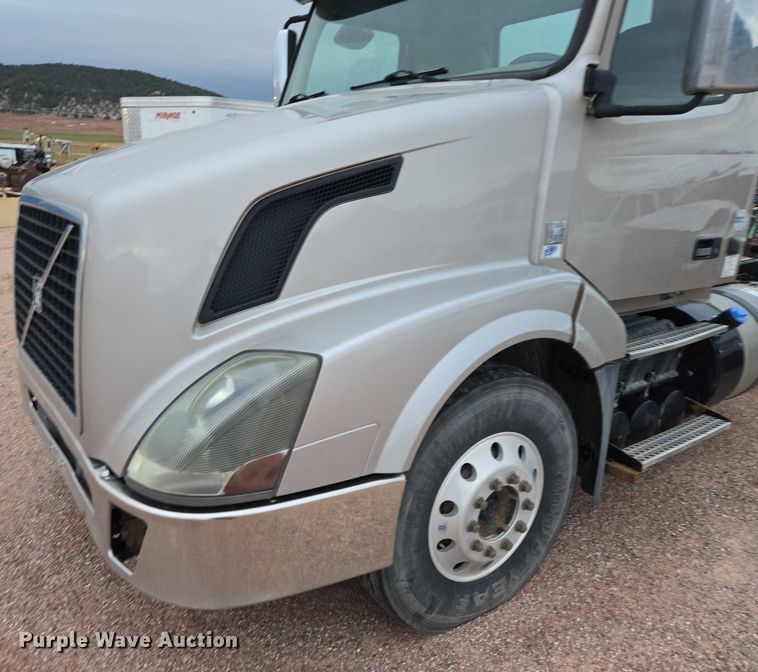 image for item DY1231 2014 Volvo VNL semi truck