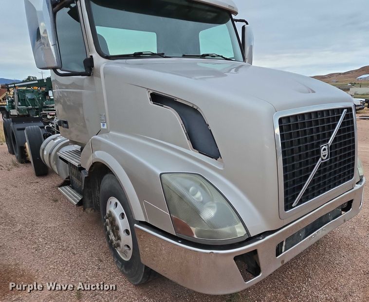 image for item DY1231 2014 Volvo VNL semi truck