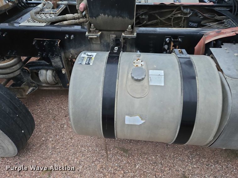 image for item DY1231 2014 Volvo VNL semi truck