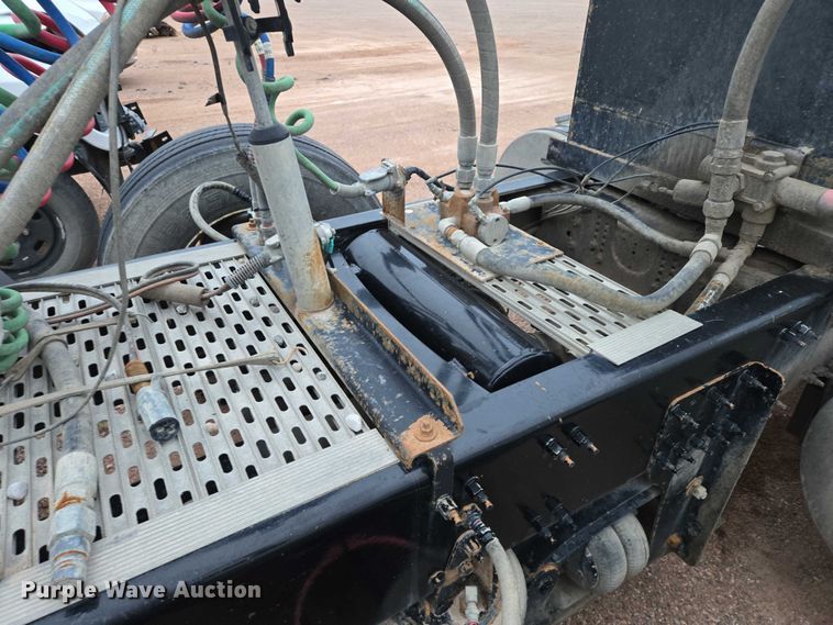 image for item DY1231 2014 Volvo VNL semi truck