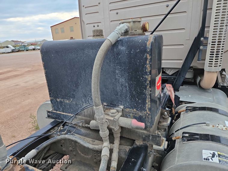 image for item DY1231 2014 Volvo VNL semi truck