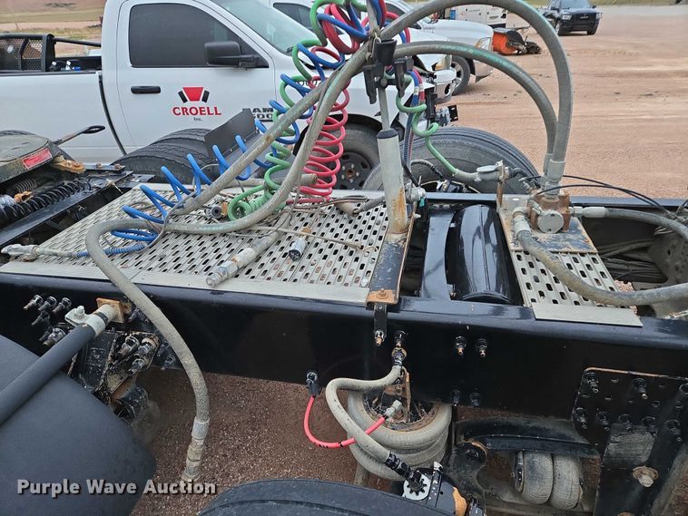 image for item DY1231 2014 Volvo VNL semi truck