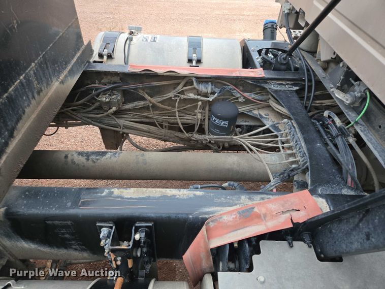 image for item DY1231 2014 Volvo VNL semi truck