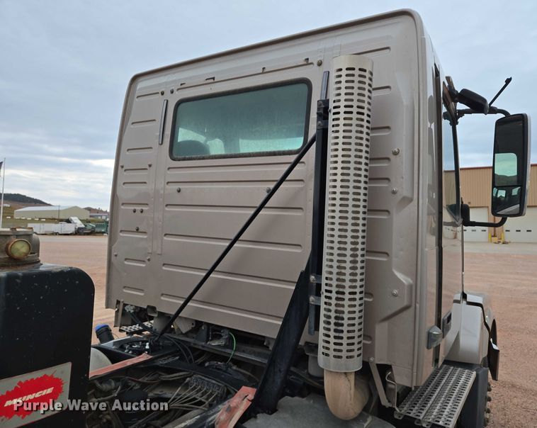 image for item DY1231 2014 Volvo VNL semi truck