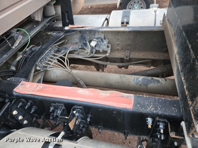 image for item DY1231 2014 Volvo VNL semi truck