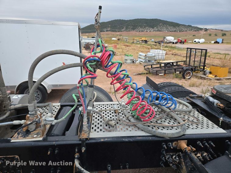 image for item DY1231 2014 Volvo VNL semi truck