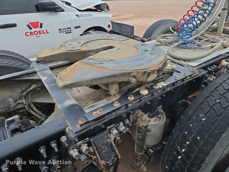 image for item DY1231 2014 Volvo VNL semi truck