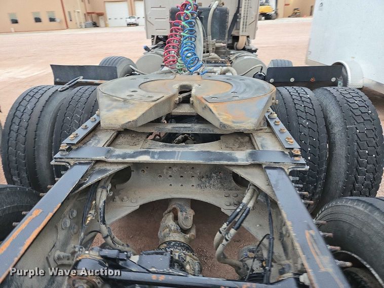 image for item DY1231 2014 Volvo VNL semi truck