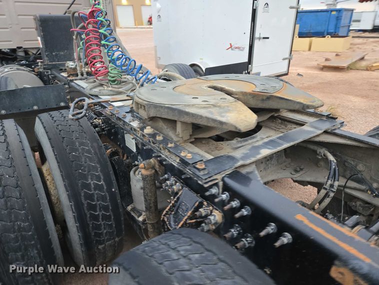 image for item DY1231 2014 Volvo VNL semi truck