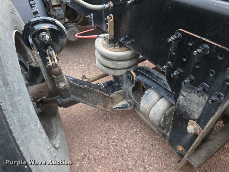 image for item DY1231 2014 Volvo VNL semi truck