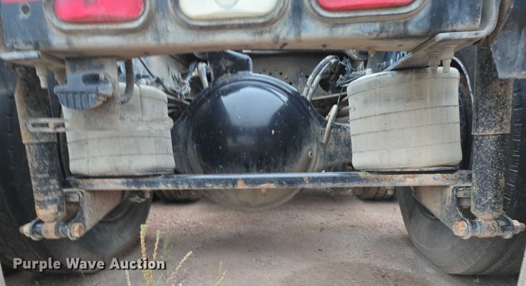 image for item DY1231 2014 Volvo VNL semi truck