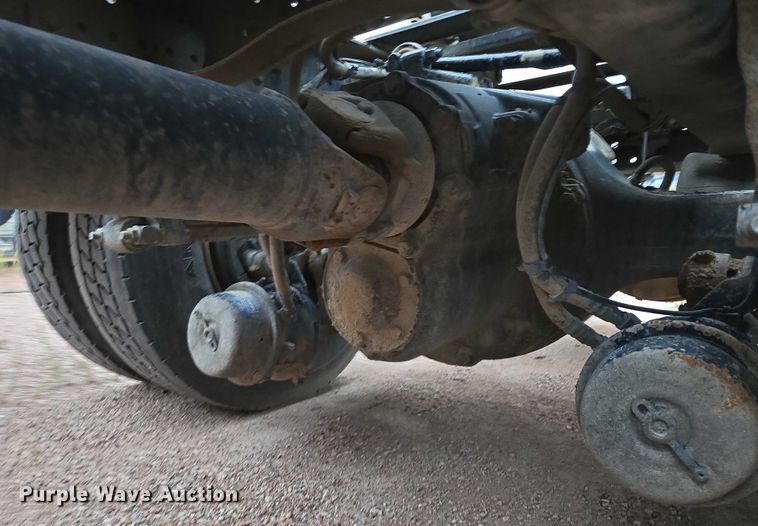 image for item DY1231 2014 Volvo VNL semi truck