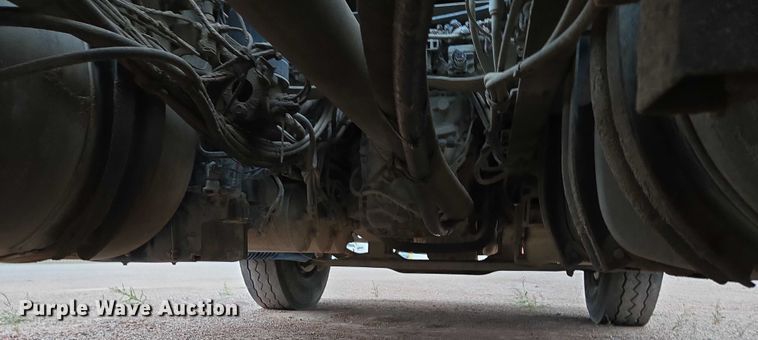 image for item DY1231 2014 Volvo VNL semi truck