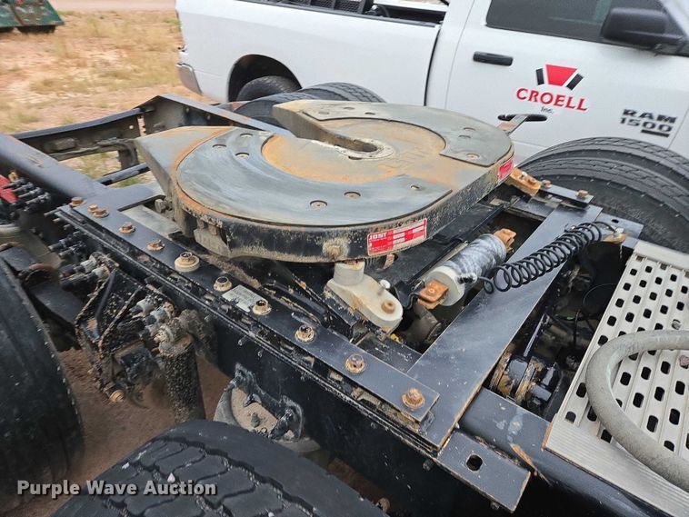 image for item DY1231 2014 Volvo VNL semi truck