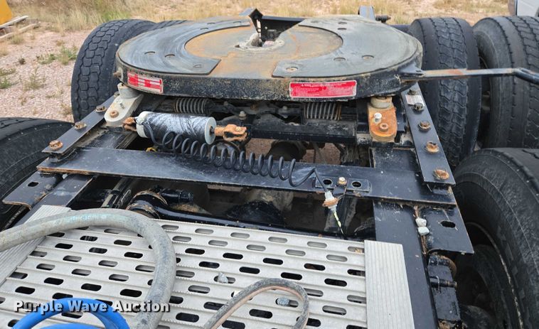 image for item DY1231 2014 Volvo VNL semi truck