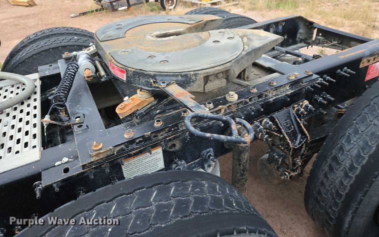 image for item DY1231 2014 Volvo VNL semi truck