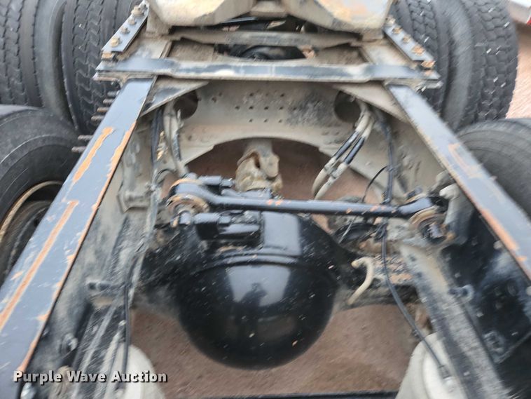 image for item DY1231 2014 Volvo VNL semi truck