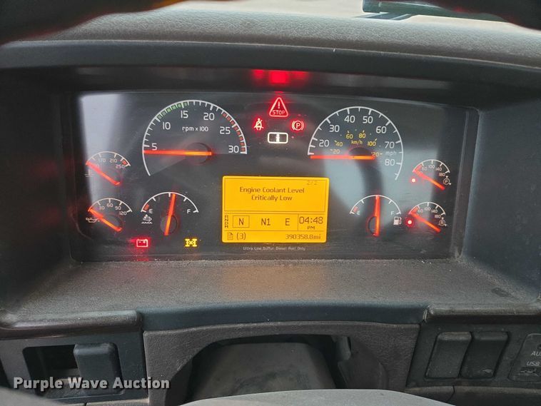 image for item DY1231 2014 Volvo VNL semi truck