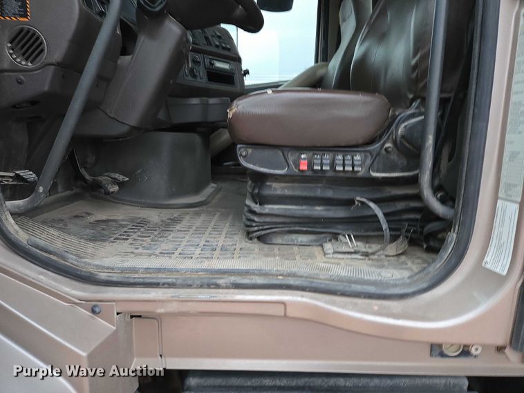 image for item DY1231 2014 Volvo VNL semi truck