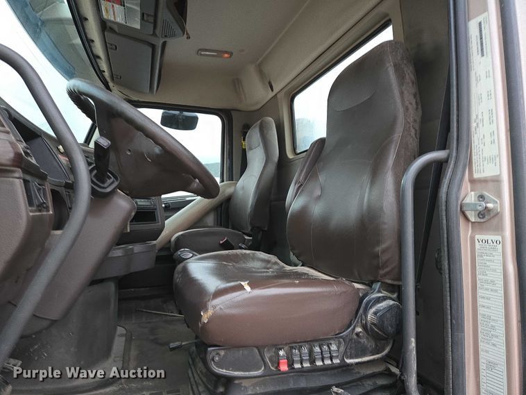 image for item DY1231 2014 Volvo VNL semi truck