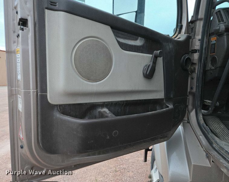 image for item DY1231 2014 Volvo VNL semi truck