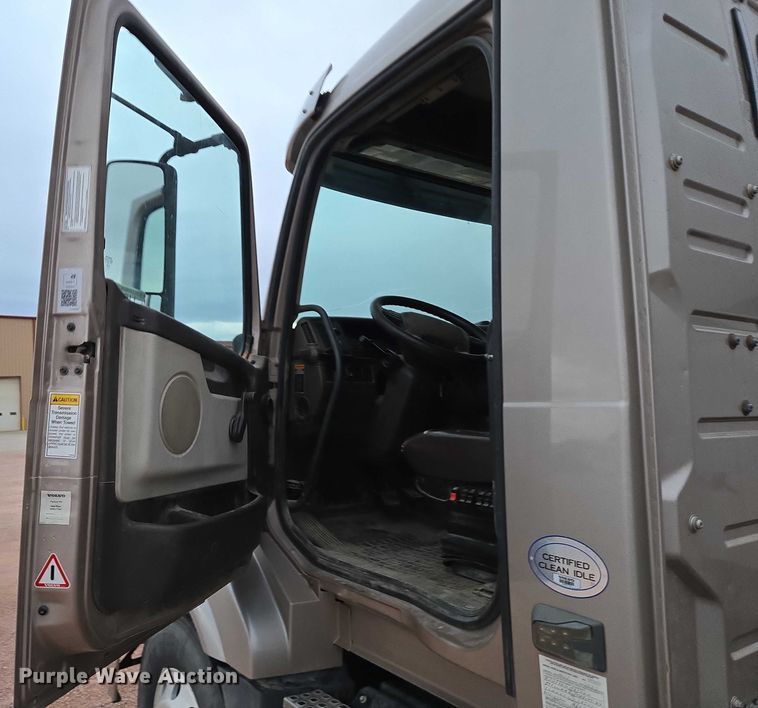 image for item DY1231 2014 Volvo VNL semi truck