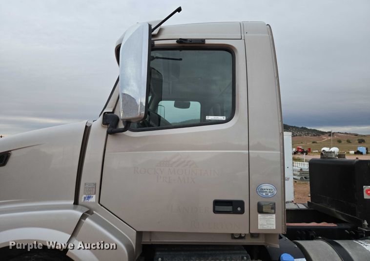 image for item DY1231 2014 Volvo VNL semi truck