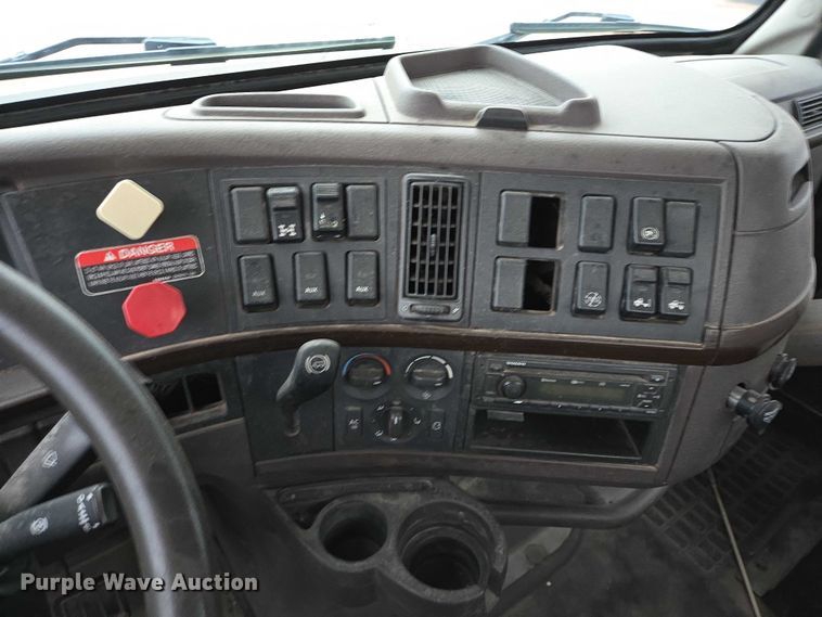 image for item DY1231 2014 Volvo VNL semi truck