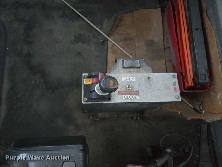 image for item DY1231 2014 Volvo VNL semi truck