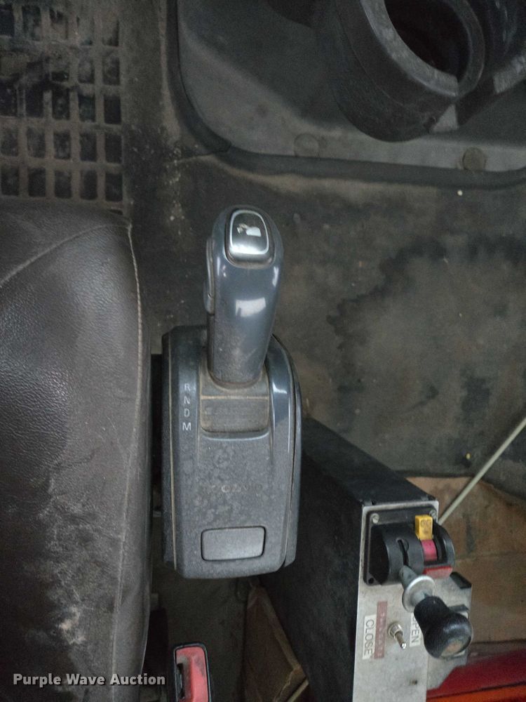 image for item DY1231 2014 Volvo VNL semi truck