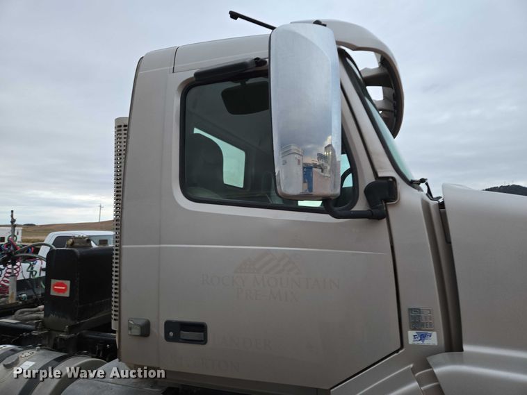 image for item DY1231 2014 Volvo VNL semi truck