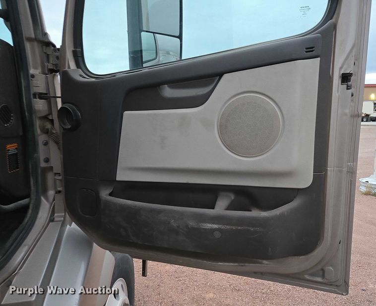 image for item DY1231 2014 Volvo VNL semi truck