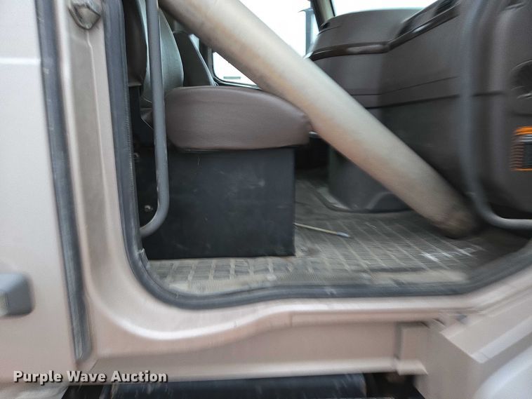 image for item DY1231 2014 Volvo VNL semi truck