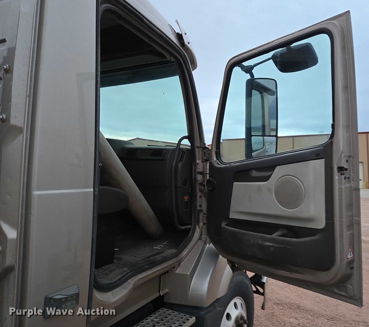 image for item DY1231 2014 Volvo VNL semi truck