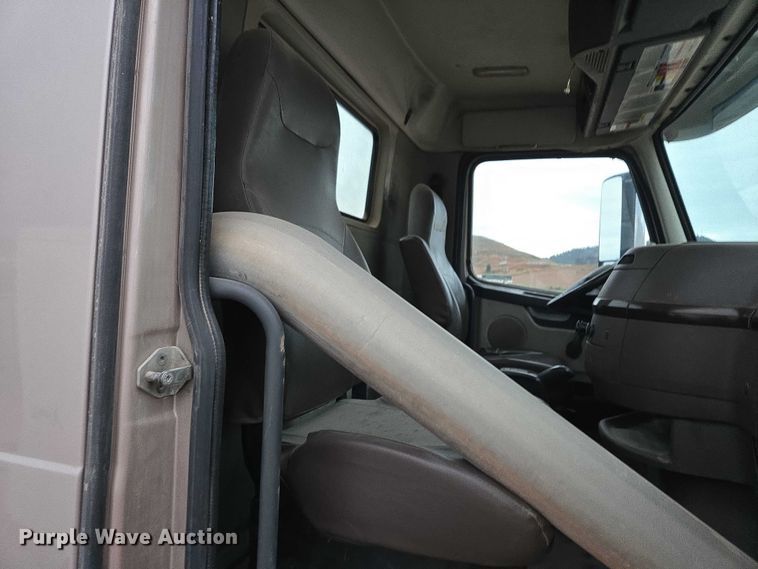 image for item DY1231 2014 Volvo VNL semi truck