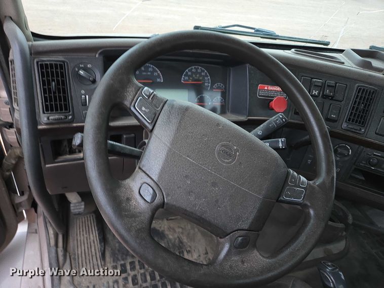 image for item DY1231 2014 Volvo VNL semi truck