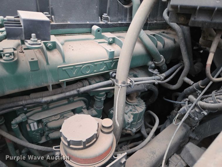 image for item DY1231 2014 Volvo VNL semi truck