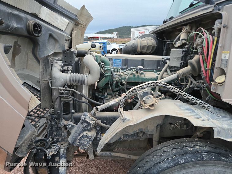 image for item DY1231 2014 Volvo VNL semi truck