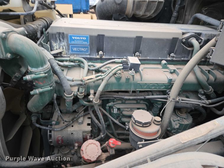 image for item DY1231 2014 Volvo VNL semi truck